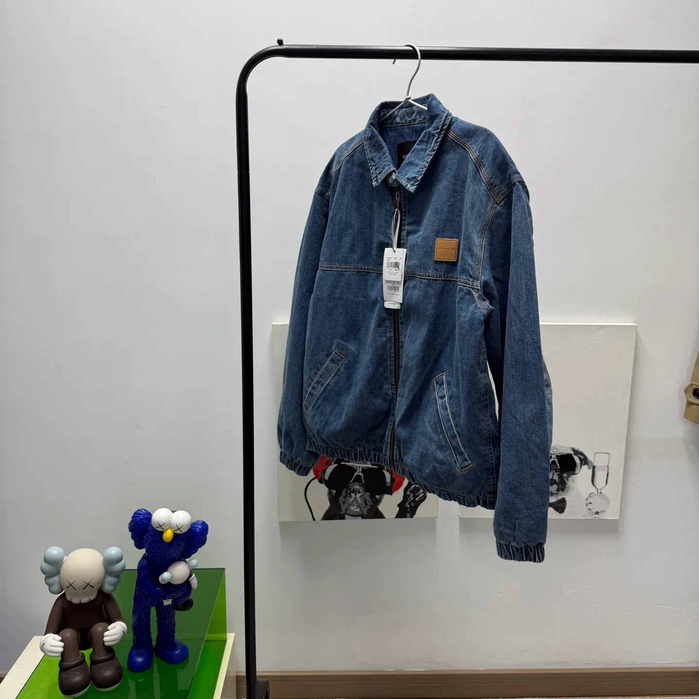 Available for new shipment in early spring! COH men's American Retro workwear Detroit washed distressed denim lapel cotton splicing zipper jacket, very Retro Blue denim, denim will never go out of style. The upper body of various experts shows how handsome he is. This style is very casual yet a bit gentlemanly. It is not so ostentatious, but the upper body makes the whole person look tall and elegant. That is, you only need to wear this coat. You don’t have to think about the overall matching, it’s casual and fashionable to wear casually. This can be worn by both men and women, and the fit is very correct. Shipped by a trading company and produced on a large assembly line, the quality is absolutely superb. The overall wiring is smooth and neat, and the inner lining is made of pure cotton, which is breathable and comfortable and has excellent skin fit. It's definitely the quality that goes in and out of the mall. The whole set of hardware is made by Koujia with logo letters. The texture of ancient silver matches the whole dress very well. The Genuine Leather leather label on the front chest is beautifully embellished. Really high quality. The shopkeeper’s own money. 🤗🤗🤗 Color: Washed Retro denim blue Size: M-XXL (equivalent to M-XXL) Fabric: Denim (Composition: Cotton) M size: Length 68CM Bust 118CM Shoulder width 53CM Sleeve length 62CM (Reference height 165-170CM Weight 110-130 catties) L size: Length: 70CM Bust 122CM Shoulder width 54CM, sleeve length 63CM (reference height 170-175CM, weight 130-150 catties) XL code: length: 72cm, bust: 126cm shoulder width: 55cm, sleeve length: 64cm (reference height 175-180CM, weight 145-165 catties) XXL code: length: 74cm, bust: 130cm, shoulder width: 56cm Sleeve length: 65cm (reference height 180-185CM, weight 165-185 catties)